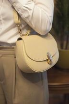 Sac à main Petra blanc crème en cuir véritable Made in Italy - porté épaule avec tenue élégante montrant le style polyvalent et raffiné