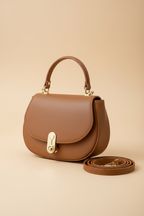 Sac Petra en cuir véritable caramel Made in Italy - vue principale avec bandoulière chaîne dorée amovible et fermeture sécurisée