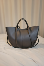 Sac cabas Göteborg cuir italien noir - vue de face sur fond épuré montrant la forme rectangulaire et les finitions premium