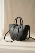 Sac cabas Bergen en cuir véritable noir Made in Italy - vue principale montrant le grand format et les anses structurées pour un style élégant