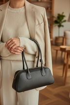 Sac Helsinki cuir véritable noir - porté main avec bandoulière réglable montrant le style élégant et polyvalent Made in Italy