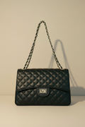 Sac à main matelassé noir en cuir véritable Stockholm - détail fermeture et finitions dorées Made in Italy